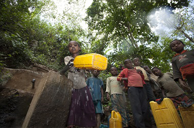 girl_fetch_water_in_ethiopia_for_web