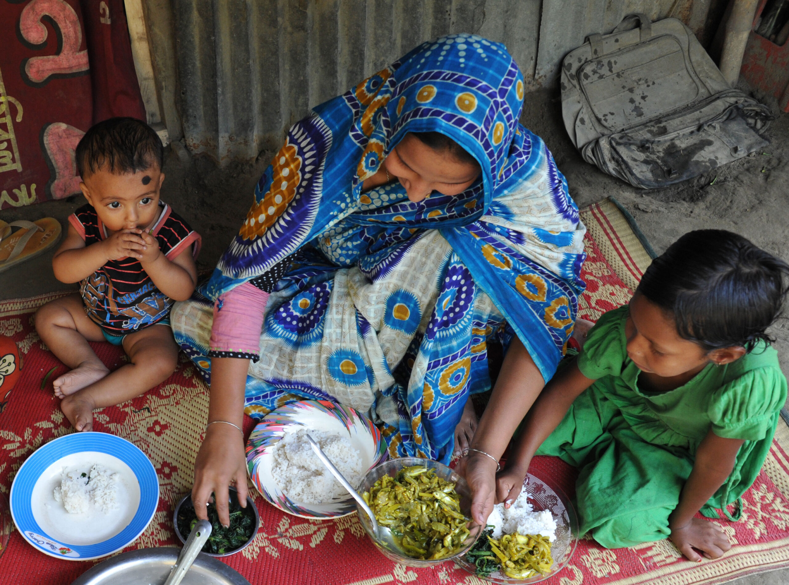 Bangladesh children seated eating